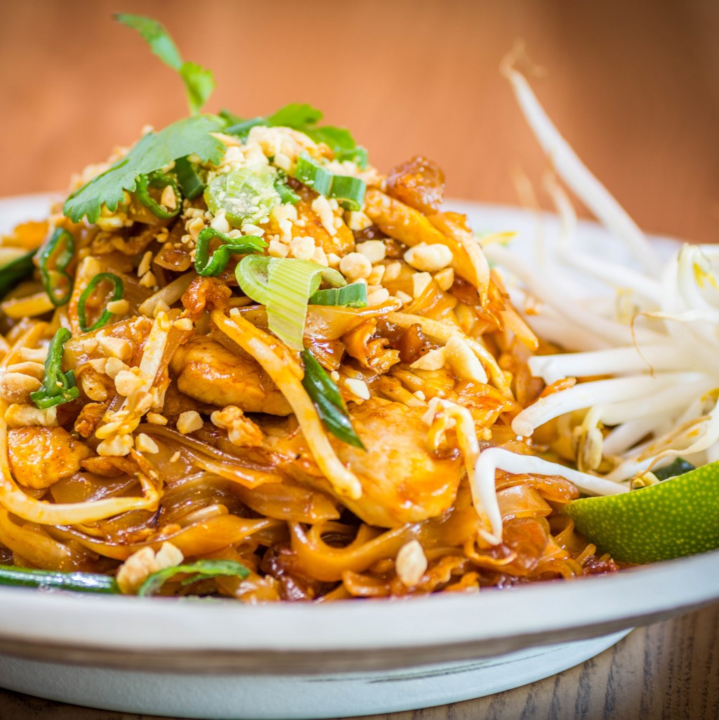 Pad thaï au poulet, la recette délicieusement facile - Kiss My Chef